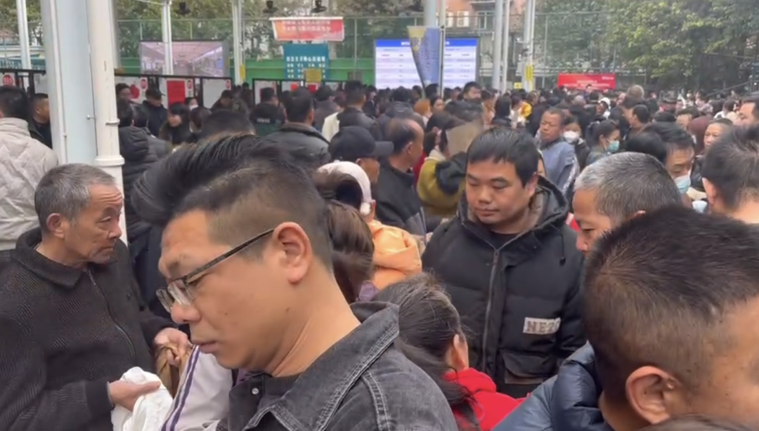△2月27日早，康鹭新招工广场热闹的招工场景。时代财经/摄