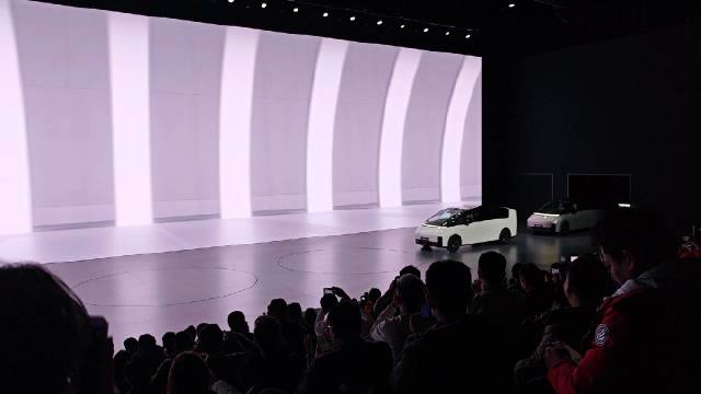 理想MEGA这三个颜色，白的挺好看诶，你们觉得呢？