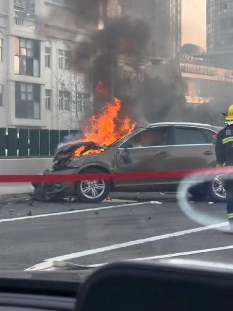 视频：延安路高架，这台车祸后起火的奥迪Q3，算是报废了！