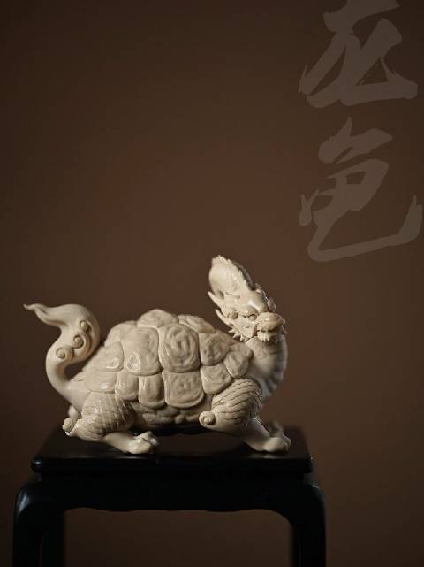 猛犸 | 龙龟 整料雕刻，龟伏凸额方口，双目有神，长颈挺立……