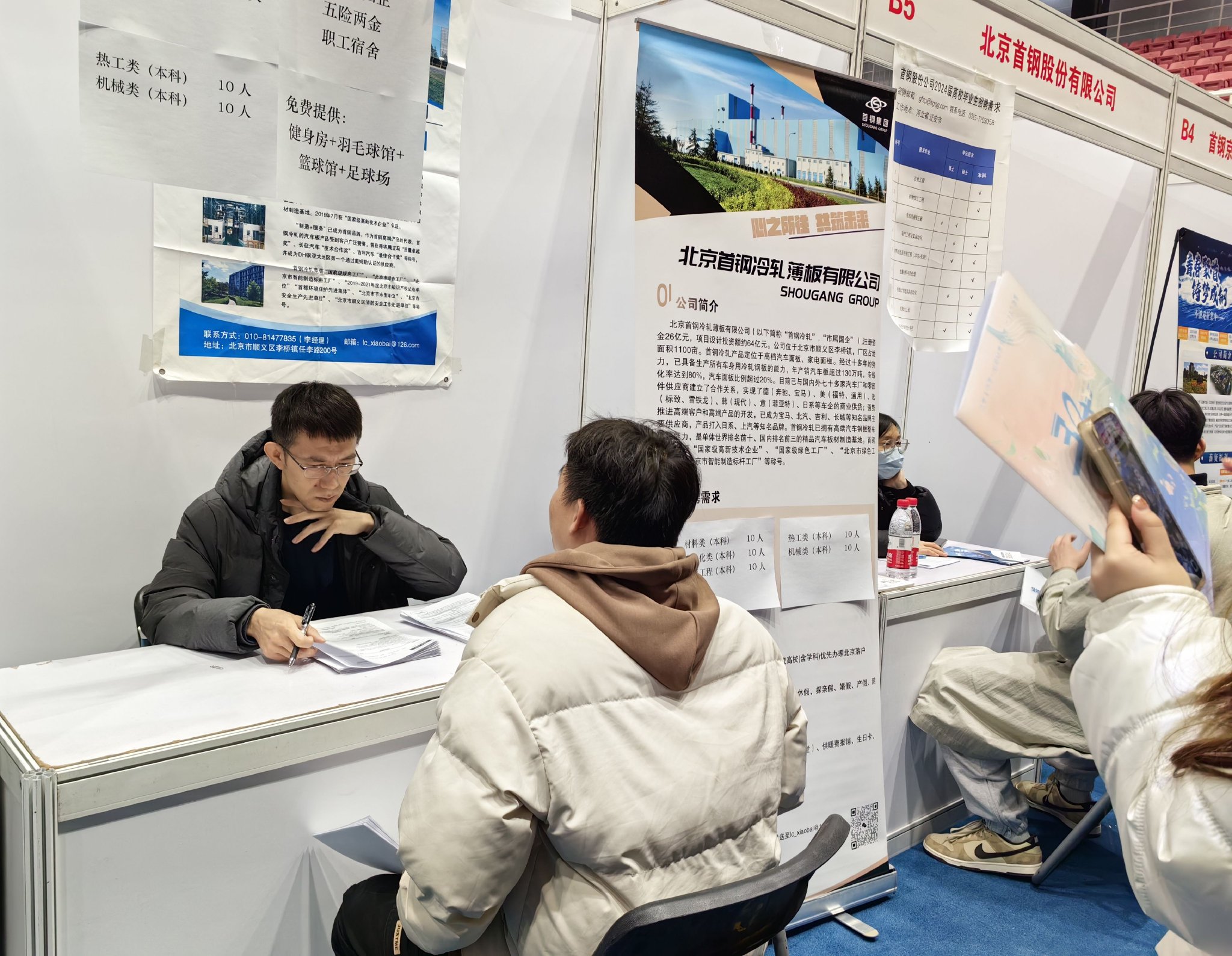 一名畢業生與用人單位招聘負責人交流。新京報記者 蘇季 攝