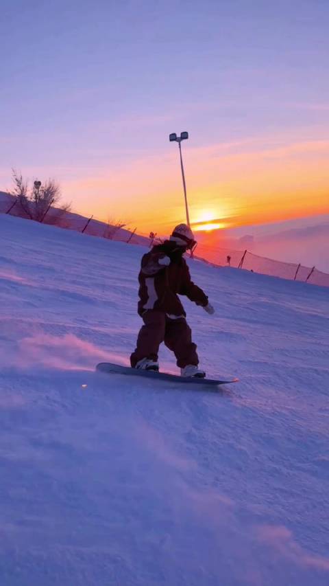 夕阳下的滑雪乐趣 夕阳下，滑雪的乐趣倍增，穿梭于雪山之间……
