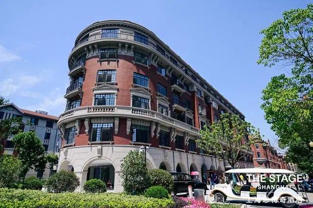 上海影视乐园二期已经崛起了一座武康大楼的复刻版。受访者 供图