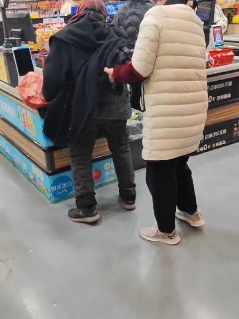 3月3日，北京，一老人疑似偷藏超市货物带走……