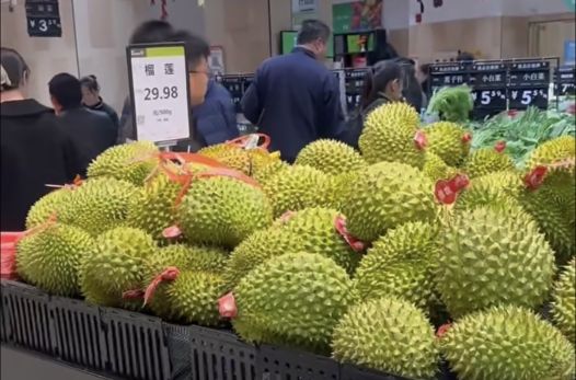 北京某超市榴莲价格大幅调降。