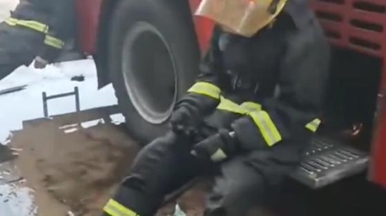 消防员连续灭火15小时，刚坐在地上就睡着了