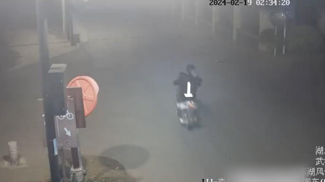 男子身著倒“T”形反光外套盜竊很快被抓