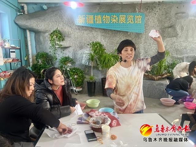 六亩半文创园负责人韩景敏带领大家体验植物印染。记者王煜摄