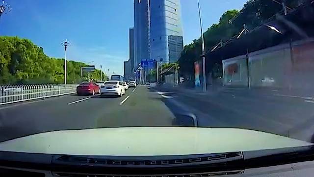 弯道超大车，活该你被撞