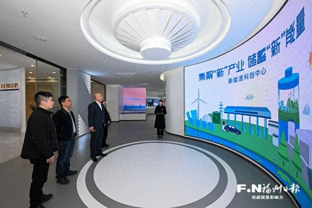 参会嘉宾参观鼓楼区新能源科创中心。 记者 池远 摄