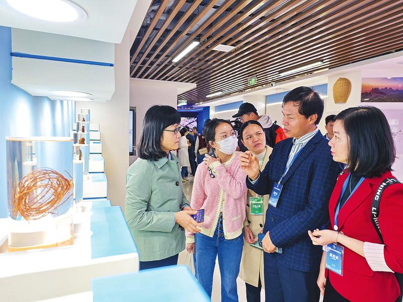 客商代表在自治区药品检验研究院参观考察。本报记者黄运明 摄