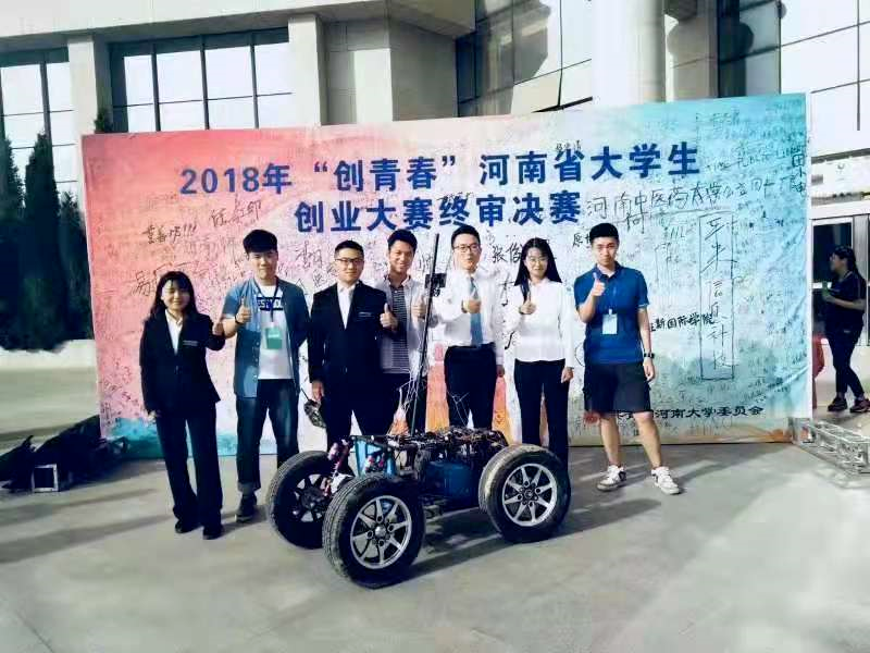 王意通（左四）参加比赛。