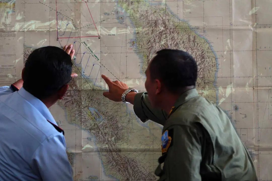 ▲當地時間2014年3月12日，印尼棉蘭，印尼空軍官員在軍事基地繪圖，繼續搜尋失蹤的馬來西亞航空公司MH370航班  圖源/視覺中國