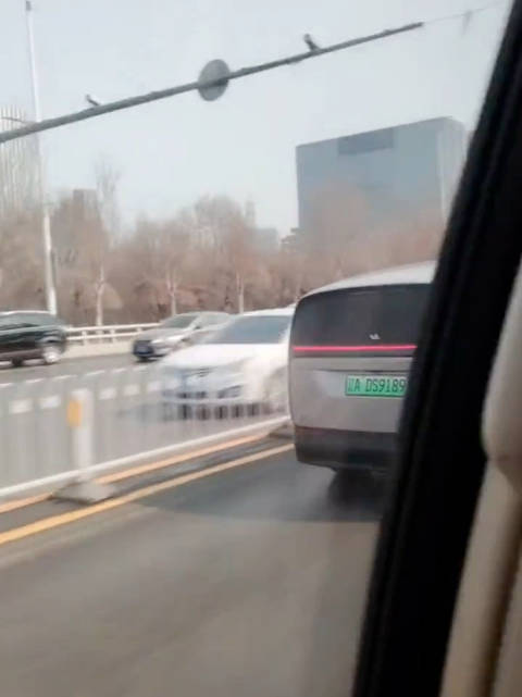 纯电有纯电的优势啊，免购置税免摇号……