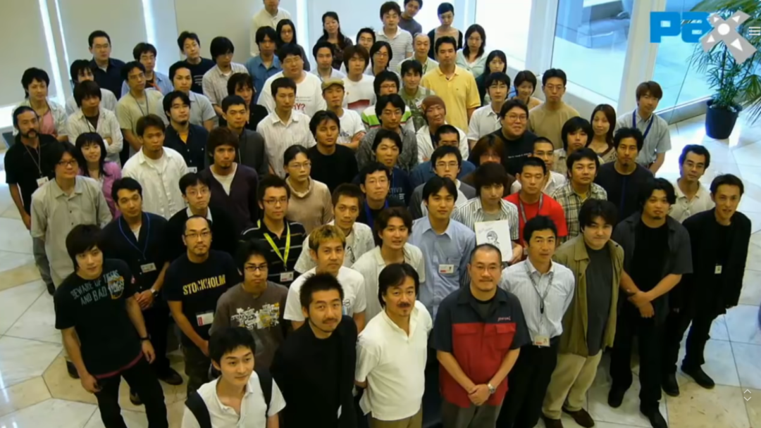 《蓝龙》的游戏制作团队合照，最前排中央穿黑红T恤的是鸟山明