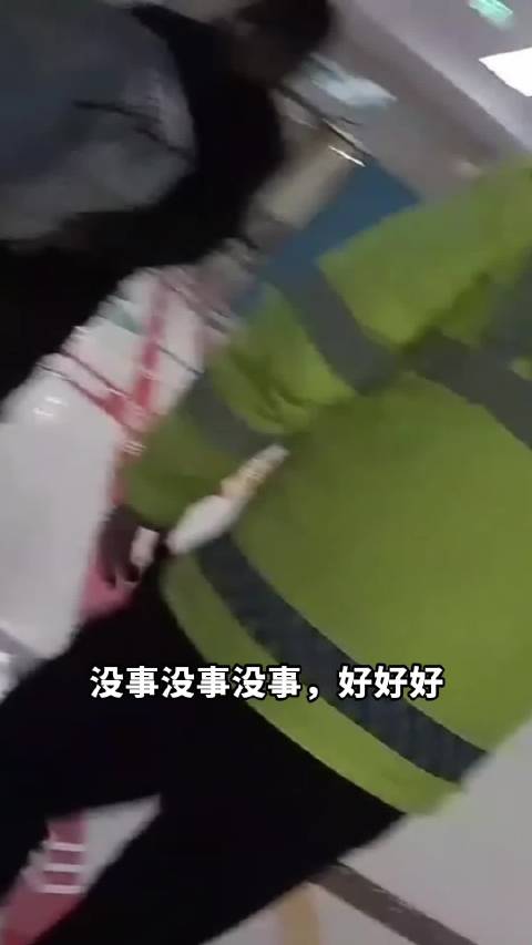 辅警咆哮式开道护送老人就医