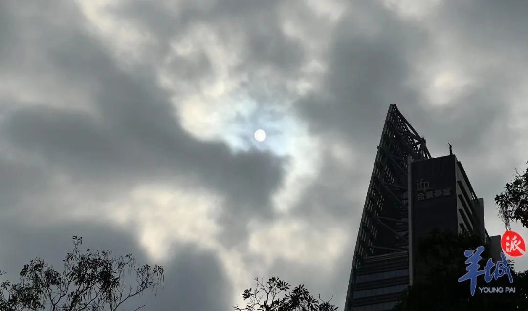 3月11日下午,太阳突破云层间歇性向广州洒出阳光 图/羊城晚报记者 梁怿韬 摄