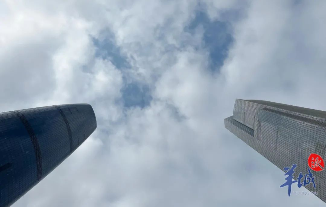 3月11日下午,广州部分地方天空可见短暂“广州蓝”。图/羊城晚报记者 梁怿韬 摄