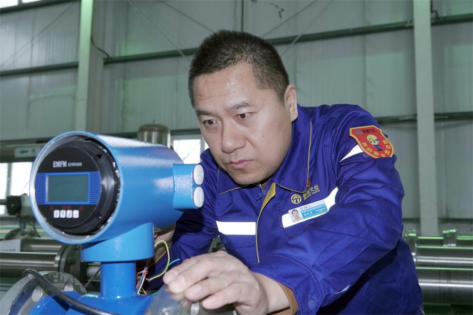 天业集团兵天绿诚检定员检定电磁流量计。(张有军摄)