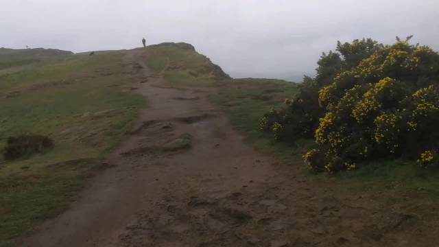 登上爱丁堡的荣耀石 荷里路德宫旁的山，有一条探向老城的山路……