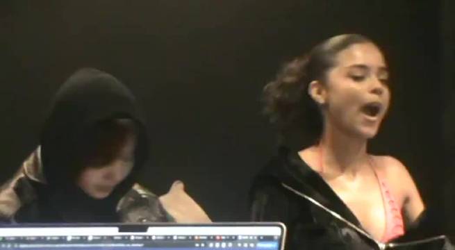 OMG！南非女歌手Tyla分享了她与BLACKPINK成员LISA在录音室的一段……
