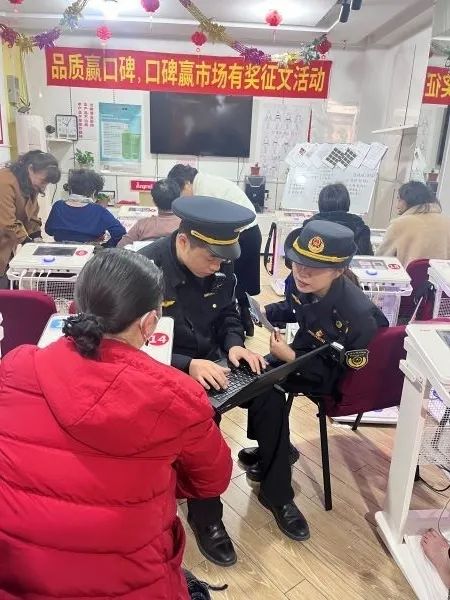 执法人员对体验店进行突击检查 采访对象供图(下同)