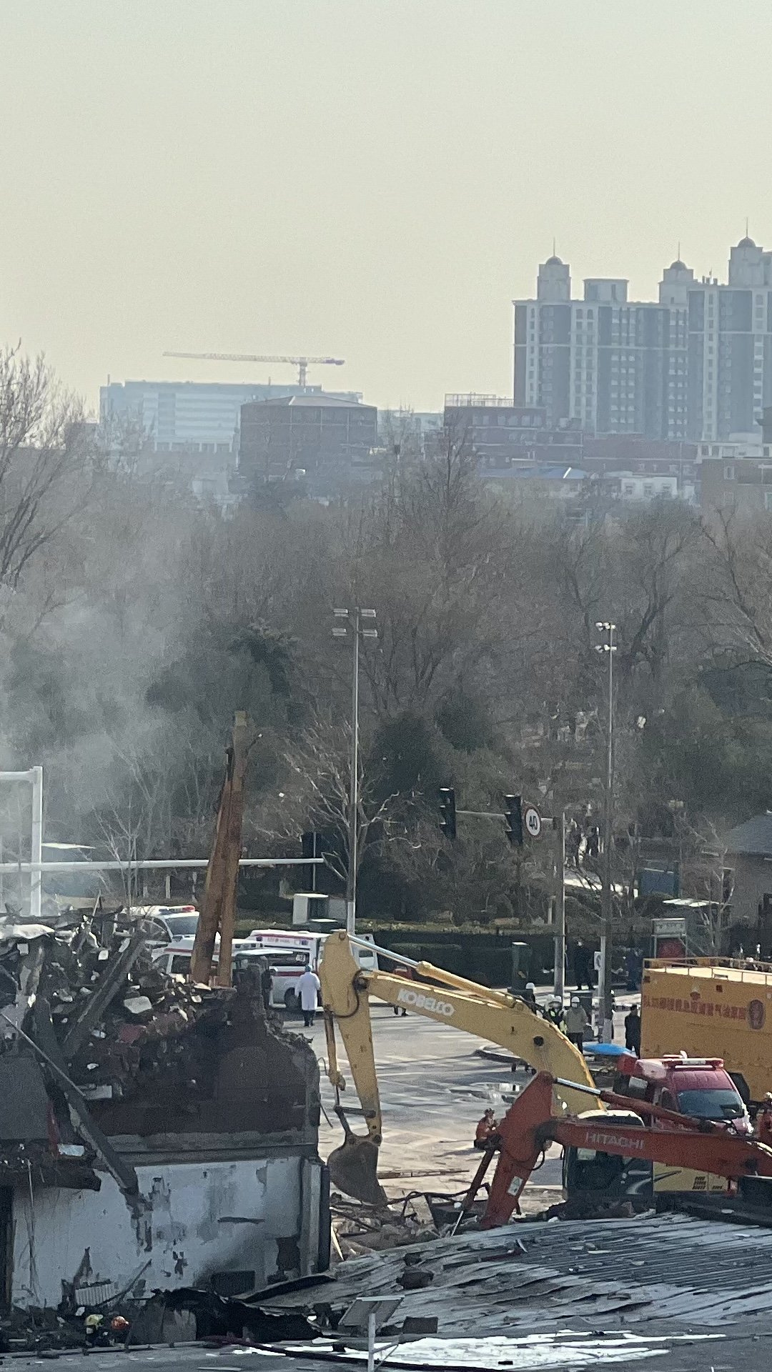 下午四點，大型作業機器在爆燃現場施工。 新京報記者李聰 攝