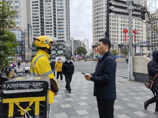    2022年，柴閃閃（右）作為上海市人大代表在上海南站廣場門口聽取「外賣小哥」的訴求。受訪者供圖