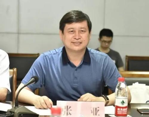 (2020年6月,张亚捐赠1000万元发起设立电子科技大学环宇国光教育发展基金,图源:电子科大官网)