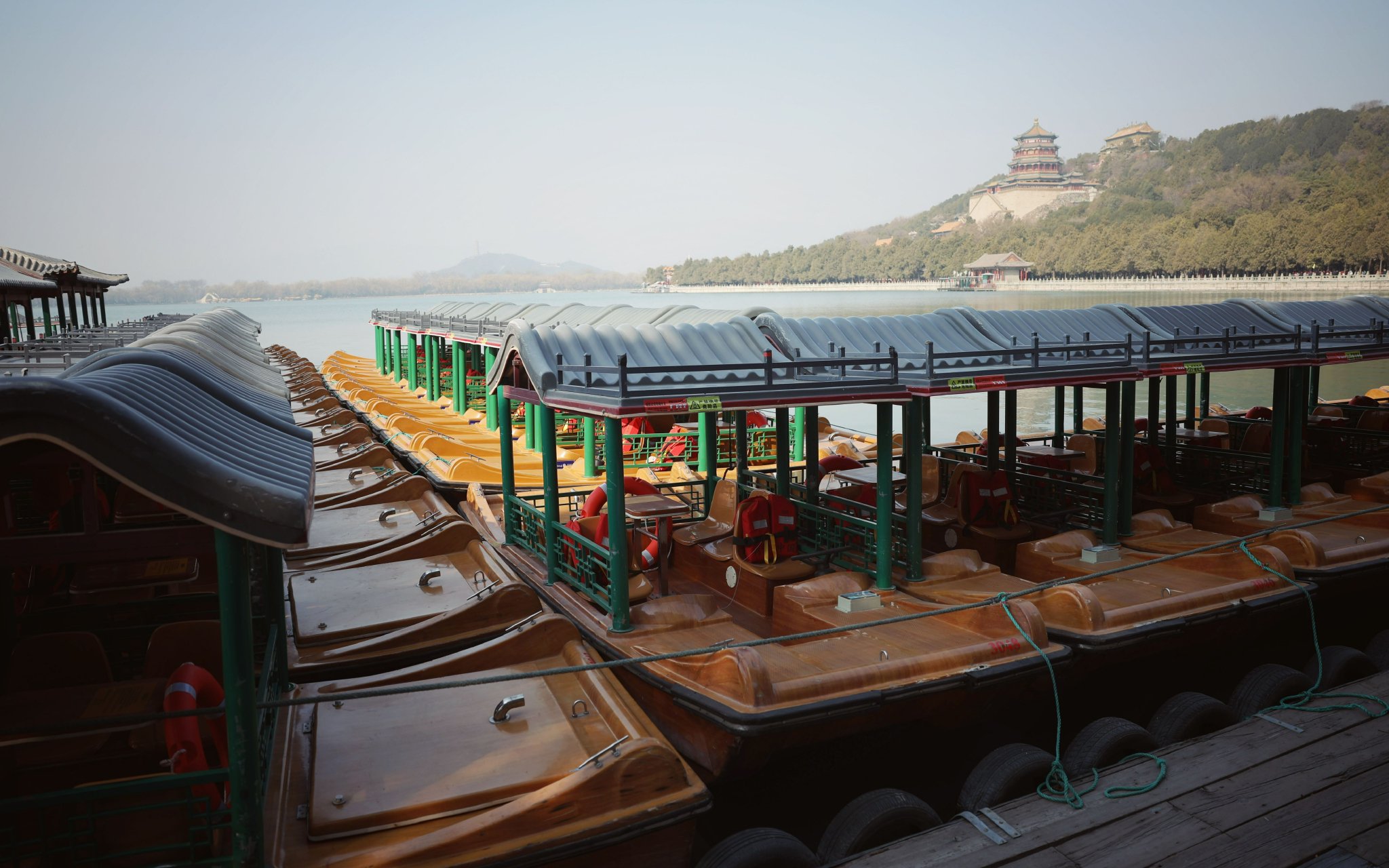 3月15日上午，頤和園玉瀾堂碼頭，遊船已準備就緒，靜待開航。新京報記者 薛珺 攝
