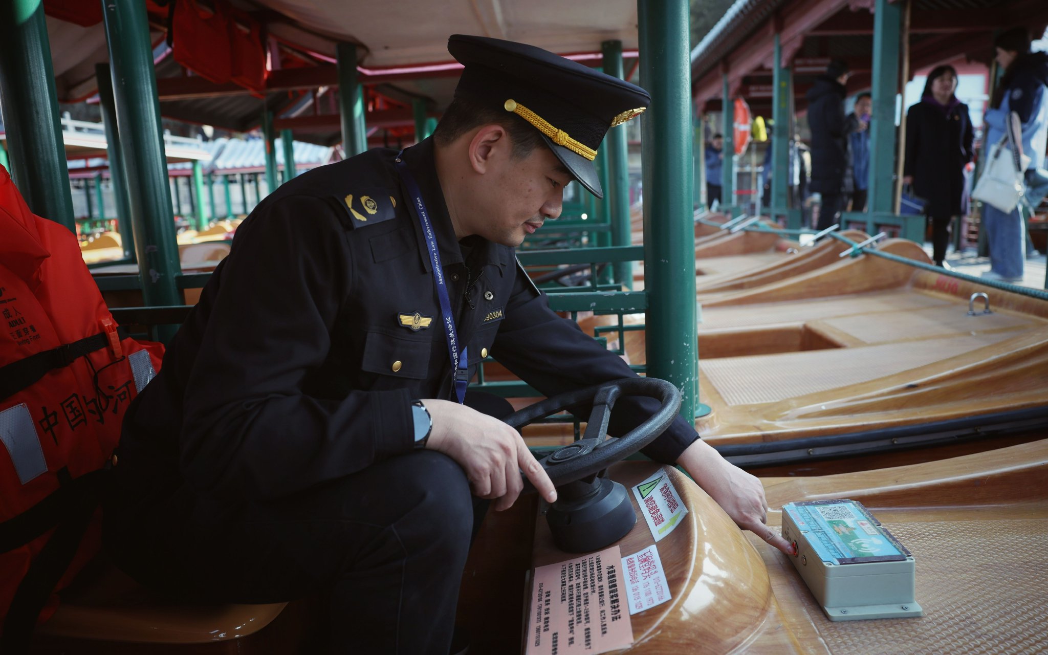 3月15日上午，頤和園玉瀾堂碼頭，北京市交通委員會海澱運輸管理分局工作人員檢查遊船上的「5G盒子」。新京報記者 薛珺 攝