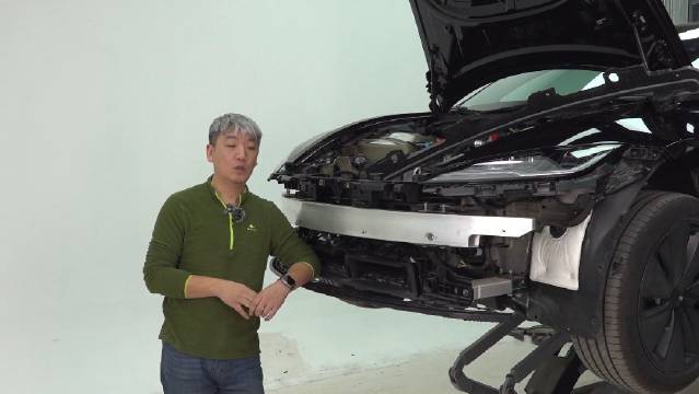 原先老款的铝合金副防撞梁…