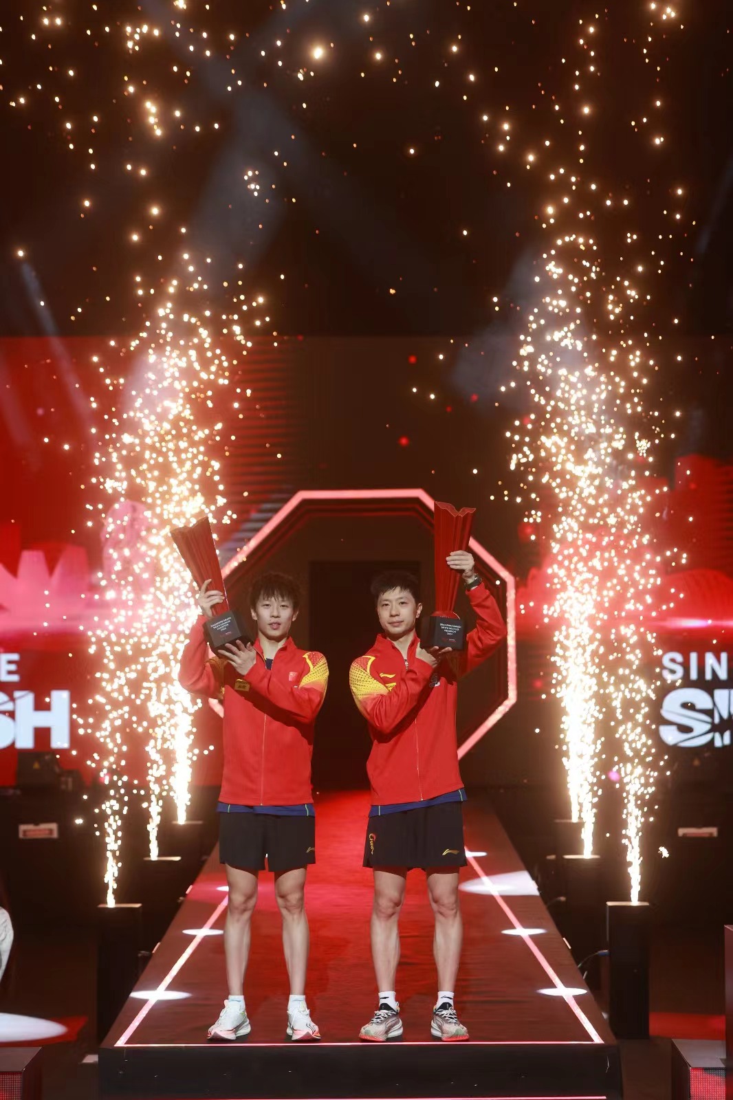馬龍/林高遠（左）獲得新加坡大滿貫賽男雙冠軍。 W湯臣世界乒聯供圖