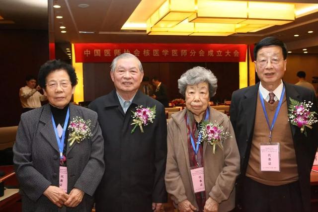 ▲2011年中国医师协会核医学医师分会成立大会,三位名誉会长和会长合影留念,右起第二为周前教授