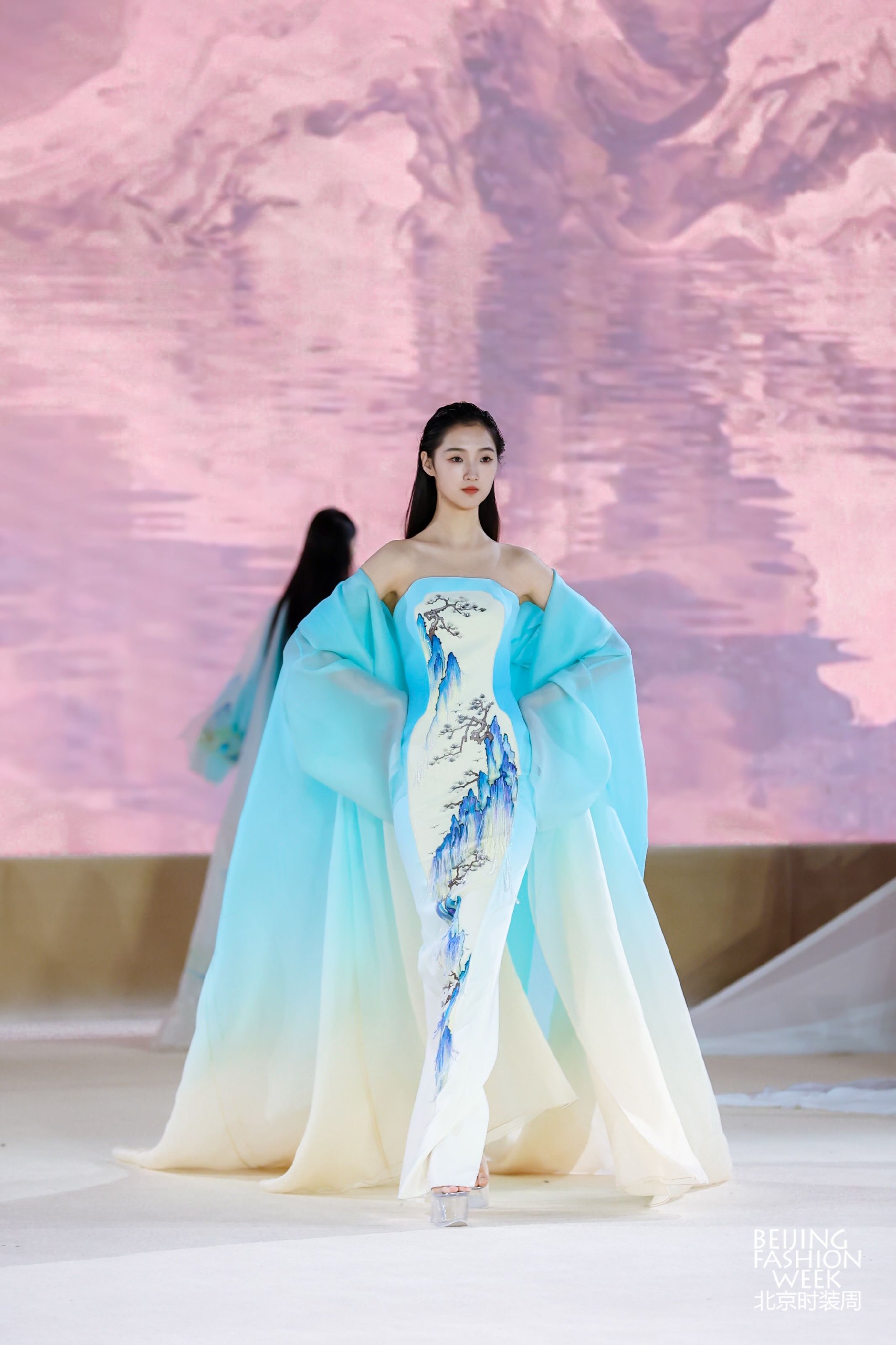 線上虛擬發佈、AI數字人等前沿科技亮相2024北京時裝周 新浪香港