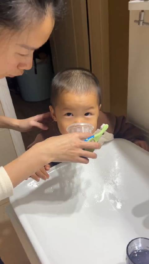 可爱的人类幼崽👶，刷个牙把自己喂饱了