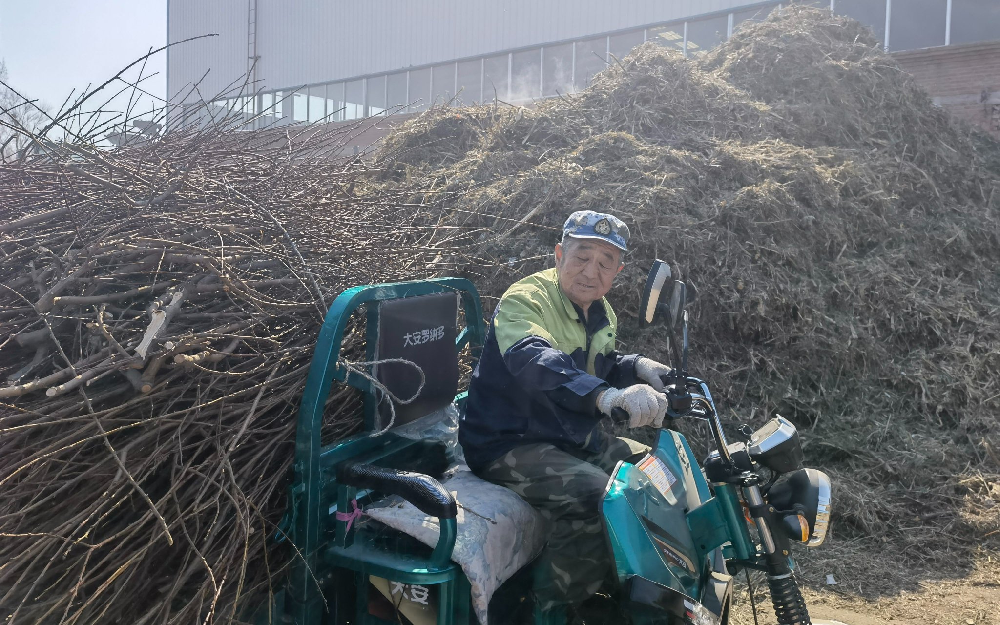 3月13日，北京昌平興壽鎮，農民拉來修剪下來的果樹紙條，換回處理後的土壤改良劑。新京報記者 周懷宗 攝