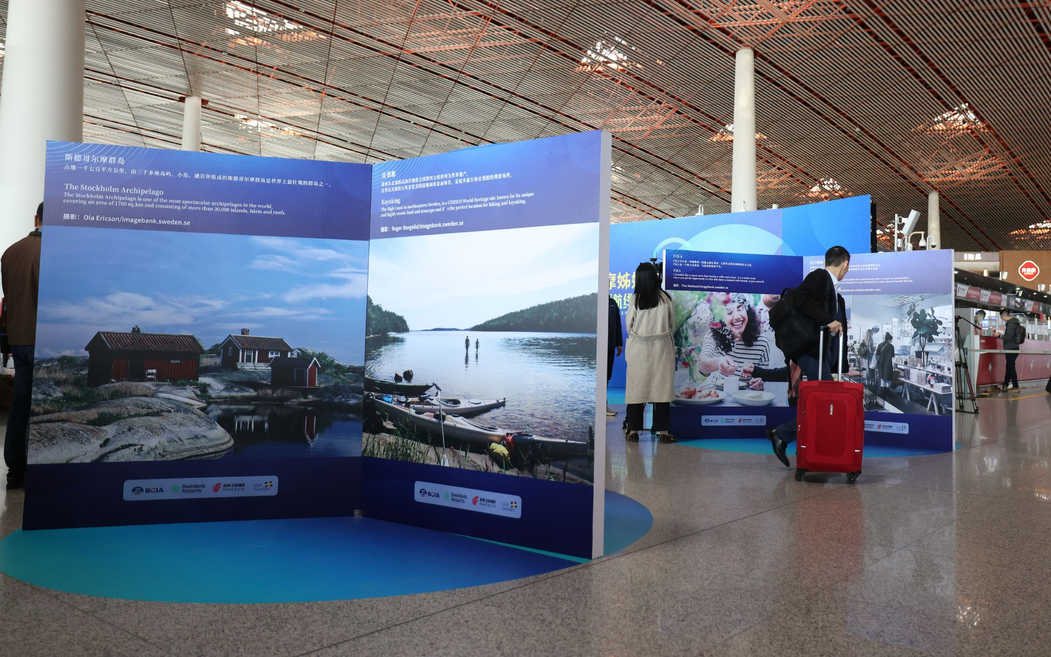 3月19日，首都國際機場，旅客參觀斯德哥爾摩圖片展。新京報記者 陶冉 攝
