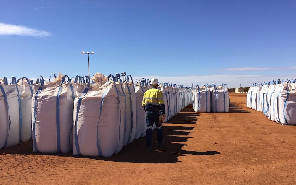 2019年，澳州稀土巨頭萊諾斯公司的工人走過等待運往馬來西亞的稀土精礦