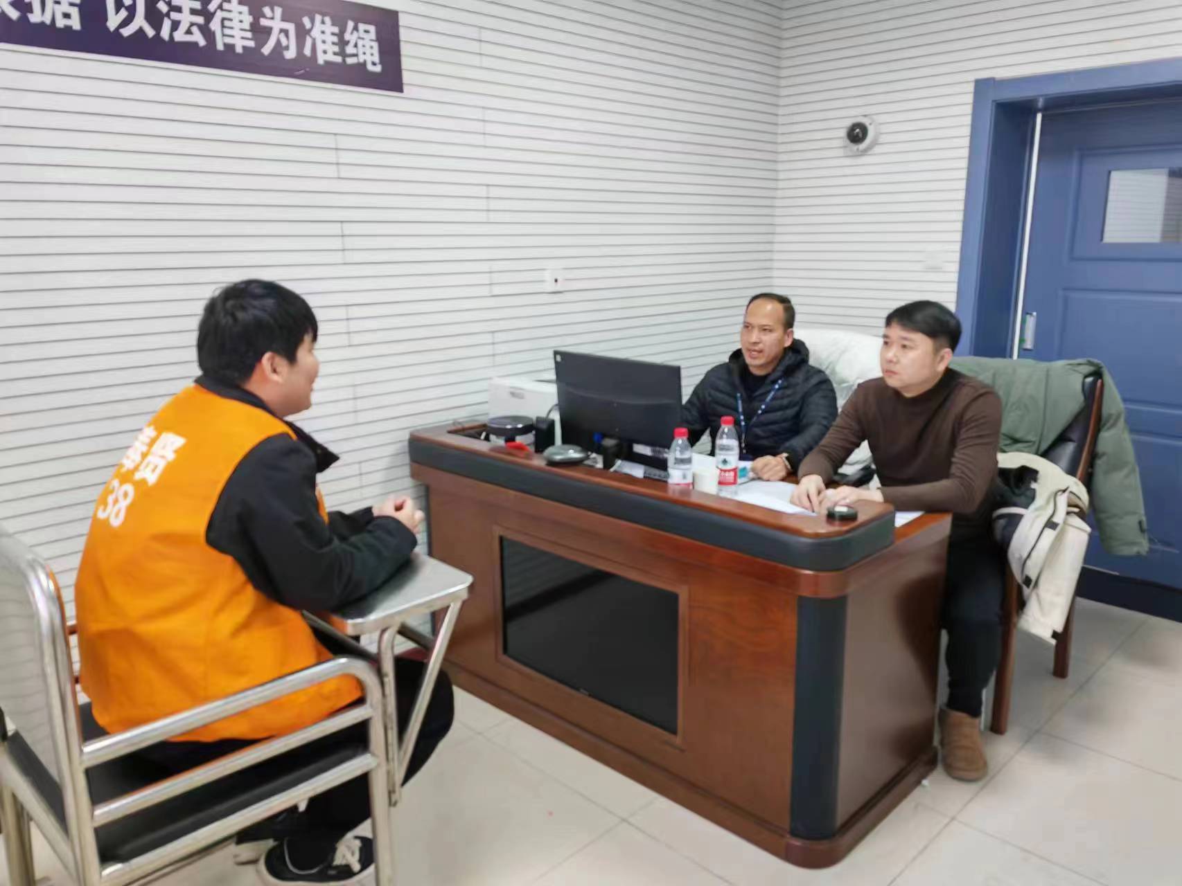 民警在審訊犯罪嫌疑人。 圖源：上海市公安局