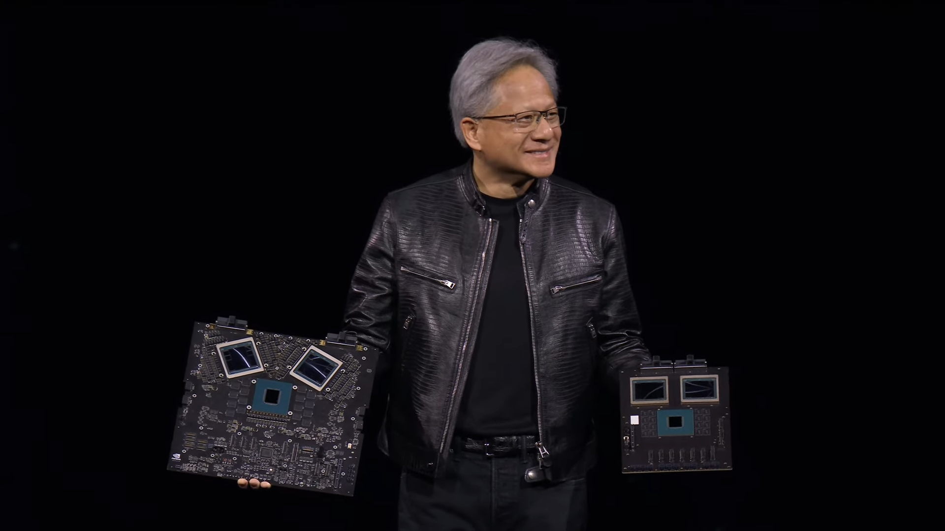 黃仁勳展示GB200加速卡開發板（左側），稱其「可能價值100億美元」。來源：英偉達直播截圖