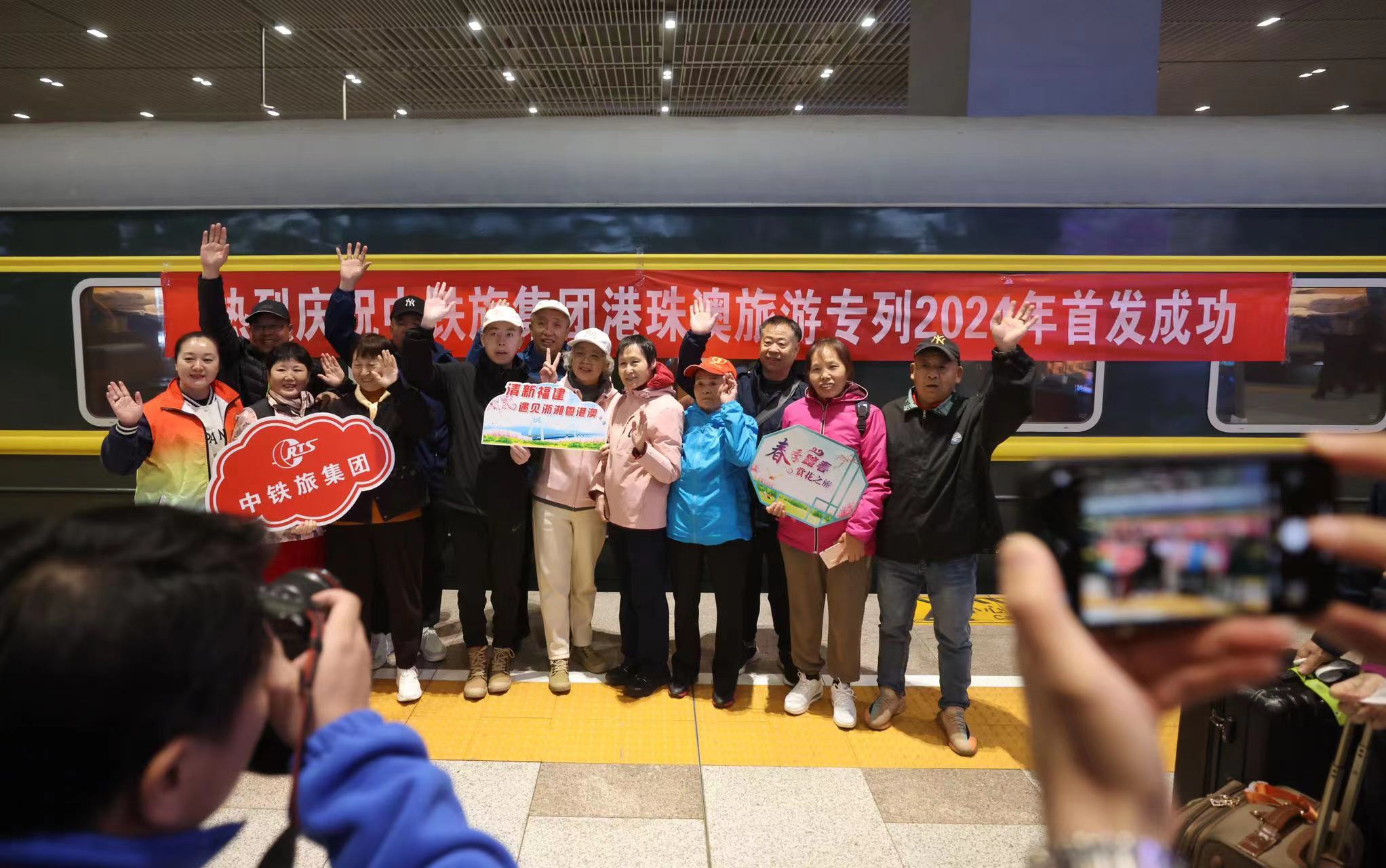 3月20日11點41分，Y427次旅遊專列從北京豐台站出發。圖為發車前，旅客們合照留念。  新京報記者 王貴彬 攝