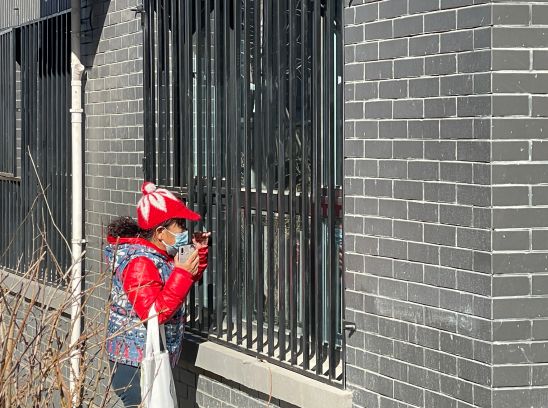 儀式當天，居民透過窗戶看新房。新京報記者 田傑雄 攝