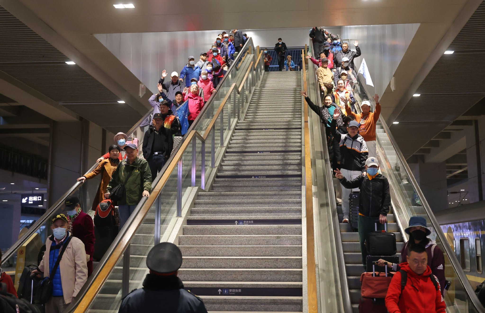 Y427次旅遊專列搭載有四百餘名旅客。圖為旅客乘電梯前往站台。  新京報記者 王貴彬 攝