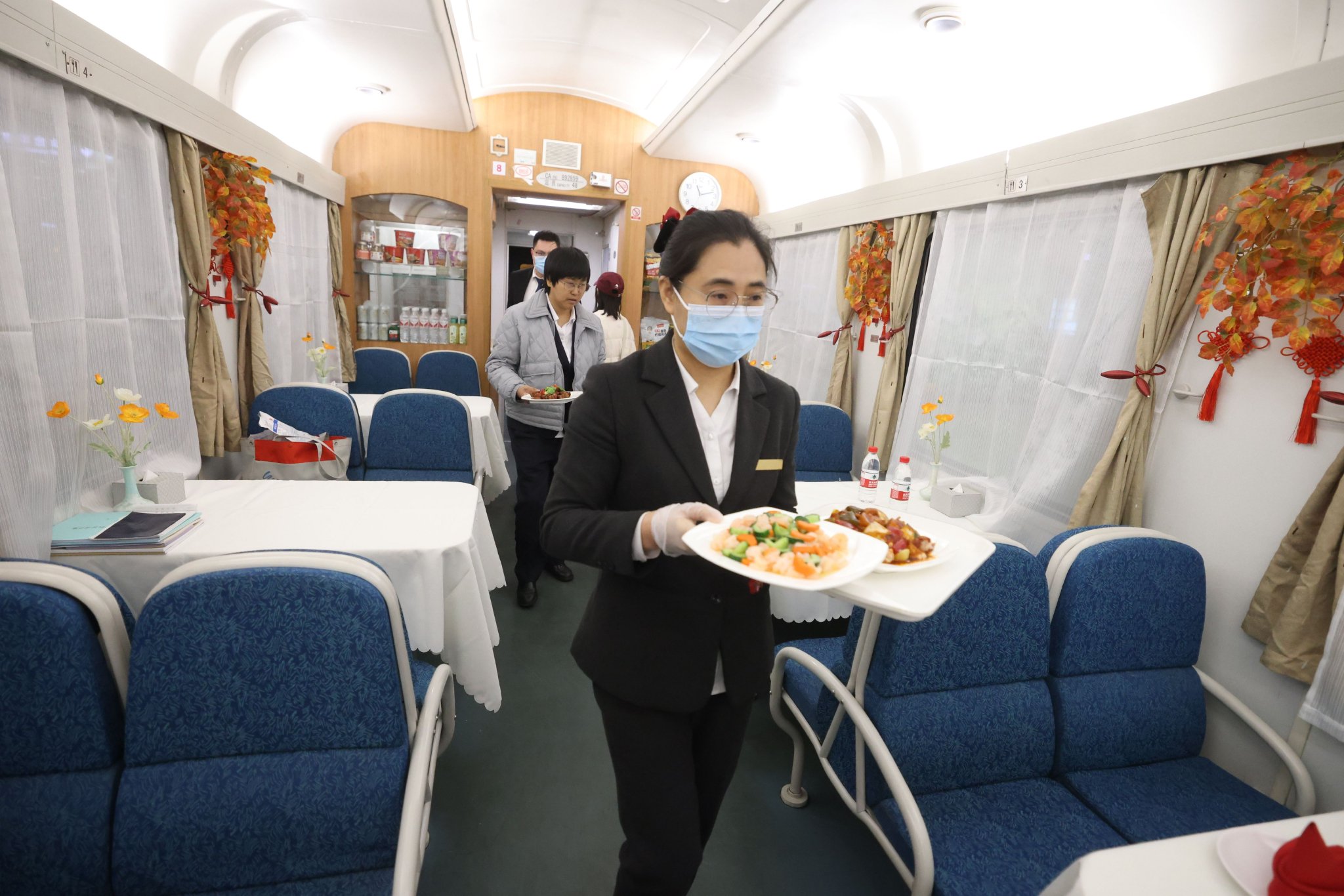這趟旅遊專列隨車配備8名專業廚師和2名醫護人員，中午11點半，8號餐車上已經開始供應午餐。  新京報記者 王貴彬 攝