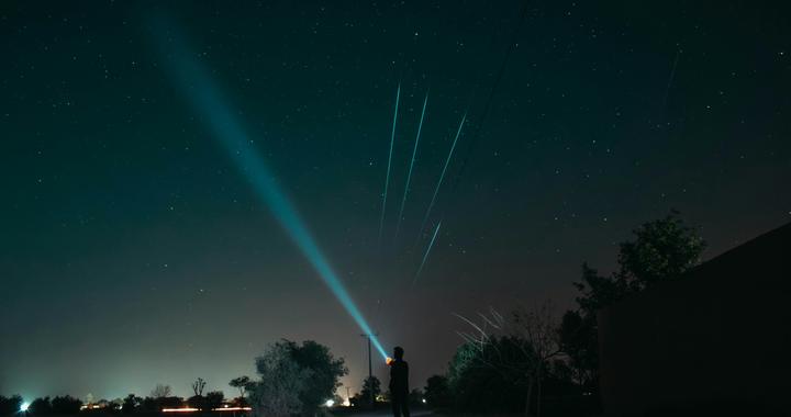 一束光射向夜空，最后到底去哪了？能一直飞到宇宙尽头吗？