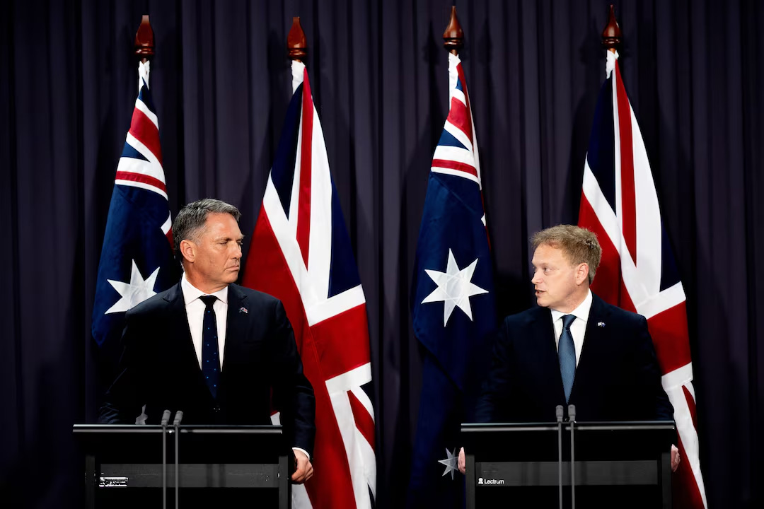 澳州國防部長李察·馬爾斯（左）和英國國防大臣格蘭特·沙普斯 圖自路透社
