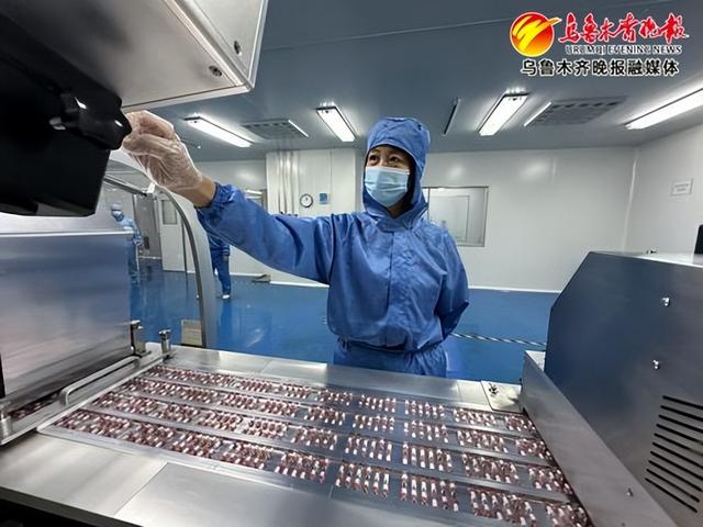 近日,在新疆生化药业有限公司生产车间,工作人员正在流水线上生产作业。记者石磊摄