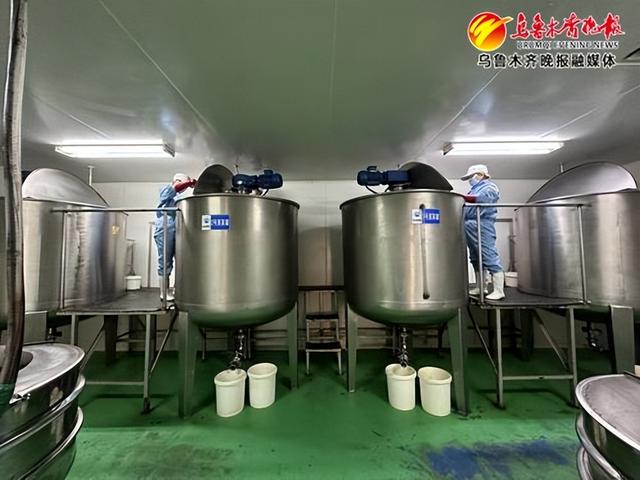 近日,在新疆生化药业有限公司生产车间,工作人员正在流水线上生产作业。记者石磊摄