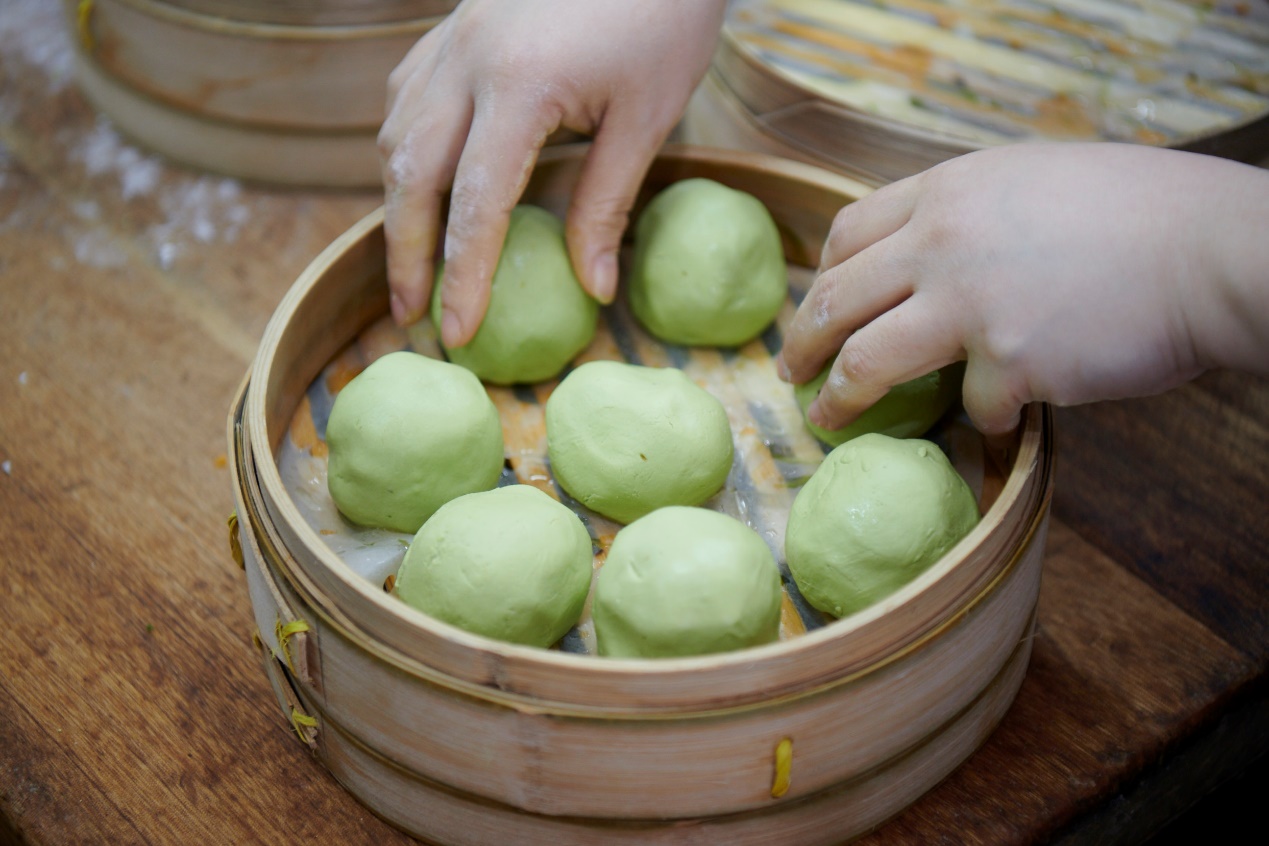 上海德兴馆的点心师傅们每天一大早就开始制作青团。